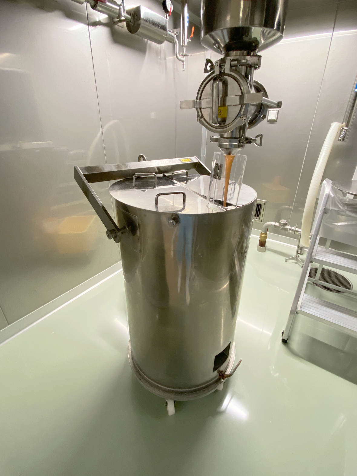 ゼラチン溶液小分けタンク(2階)